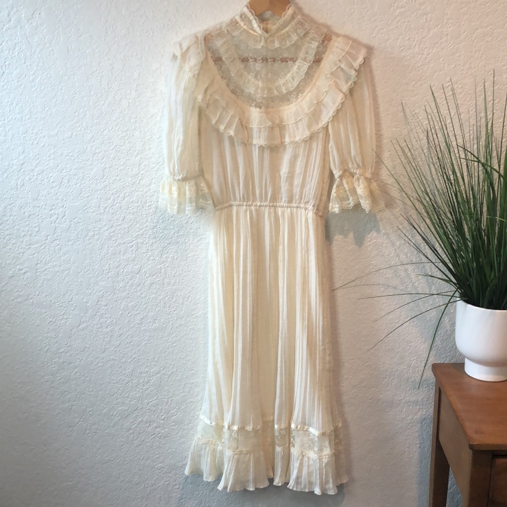 Elegant Cream Lace Dress